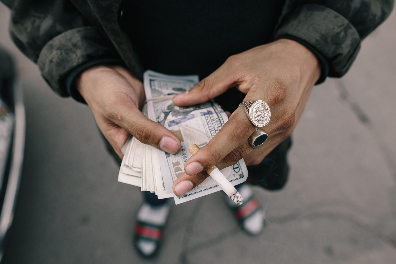 谁能急用钱私人借钱10000？找个人可以试试！